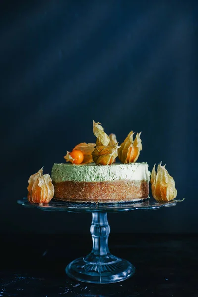 Matcha Sajttorta Bemutatott Néhány Alkekengi Gyümölcs Egy Sötét Háttér — Stock Fotó