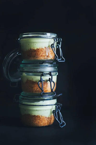 Matcha Sajttorta Bemutatott Jar Halom Három Amely Minimális Háttérrel — Stock Fotó