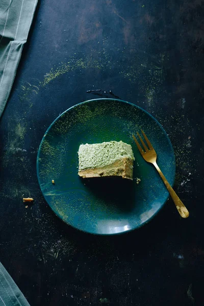 Matcha Käsekuchen Mit Einigen Alkekengi Früchten Vor Dunklem Hintergrund — Stockfoto