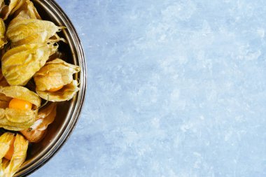 beton masa üzerinde Physalis alkekengi meyve üst görünümü