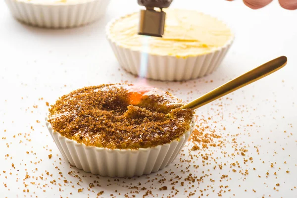 Caramelising Socker Ovanpå Crème Brûlée Med Brinnande Fackla Vit Bakgrund — Stockfoto