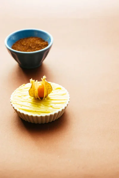 Crema Catalana Rematada Con Alchekengi Sobre Una Tabla Marrón Preparada —  Fotos de Stock