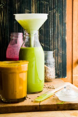 Yeşil bezelye, kabak ve pancar çorbası rustik bir ortamda bir şişe üzerinde 