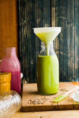 Yeşil bezelye, kabak ve pancar çorbası rustik bir ortamda bir şişe üzerinde 