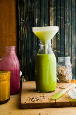 Yeşil bezelye, kabak ve pancar çorbası rustik bir ortamda bir şişe üzerinde 