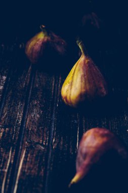 Taze organik biyo incir doğal koyu ışık, ölü meyve natürmort