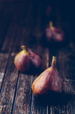 Taze organik biyo incir doğal koyu ışık, ölü meyve natürmort