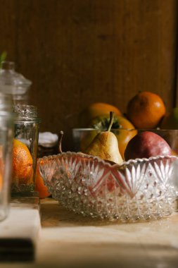 Masada taze meyve var.