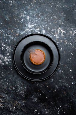 Siyah gres mutfak üzerinde Çikolata tartlets güzel bir siyah stanned arka plan üzerinde düzenlenmiş, üst görünüm kompozisyon