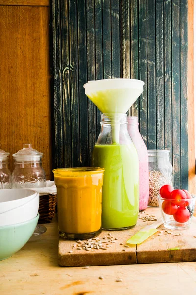 Grüne Erbsen Kürbis Und Rote Beete Suppe Auf Der Flasche — Stockfoto