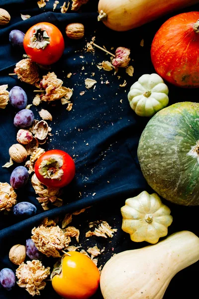 Herbstlicher Essenshintergrund Mit Äpfeln Kaki Kürbissen Nüssen Mit Getrockneten Blumen — Stockfoto