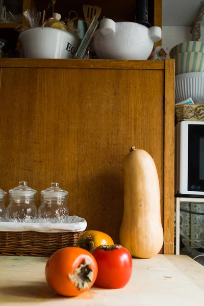 Persimmons Farbiges Stilleben Auf Rustikalem Heimischen Hintergrund Herbstliches Obstkonzept Viel — Stockfoto