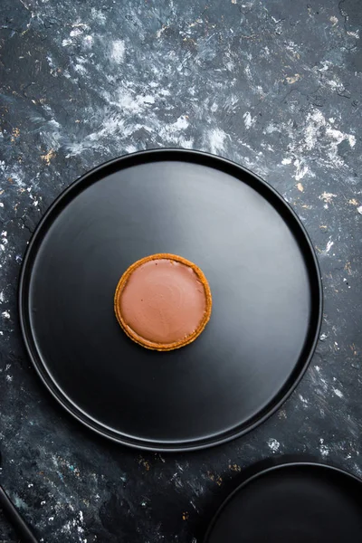 Chocolate Tartlets Black Gres Kitchenwares Arranged Beautiful Black Stanned Background — Stock Photo, Image