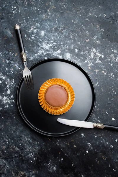 Chocolate Tartlets Black Gres Kitchenwares Arranged Beautiful Black Stanned Background — Stock Photo, Image