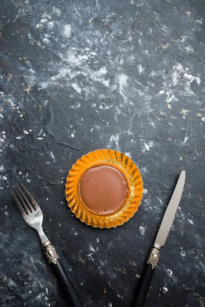 Шоколадные Тарталетки Черных Глинах Кухонные Принадлежности Расположены Красивом Черном Фоне — стоковое фото