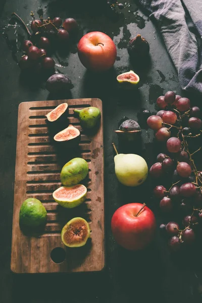 Herbstfutter Stillleben Trauben Äpfel Feigen Draufsicht Dunkle Stimmung Niedrigschwellige Beleuchtung — Stockfoto