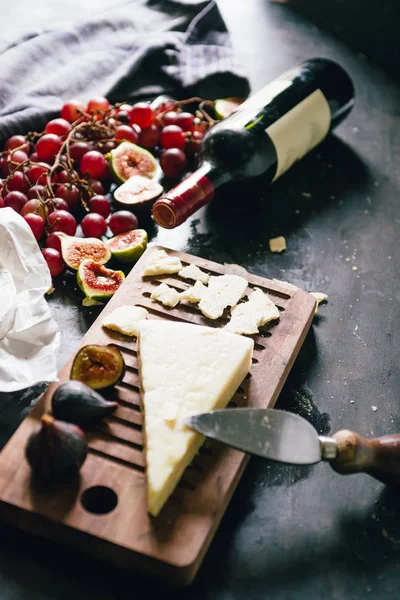 Jesienna Żywność Martwa Winogrona Jabłka Figi Sery Pecorino Butelka Czerwonego — Zdjęcie stockowe