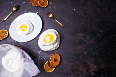 Siyah bir tahta üzerinde limon curs ile Beze yuvaları, üst görünümü,, ile