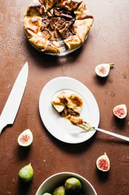 Ahşap bir tahta üzerinde bir çanak üzerinde pasta kabuk ve taze incir ile yapılan incir galette, üst görünümü.