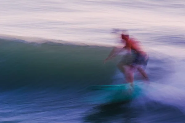 Surfare i rörelse. — Stockfoto