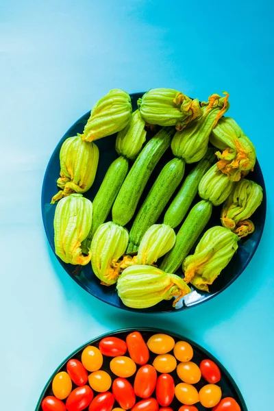 Frische Rohe Zucchini Zucchini Mit Blüten Und Kürbisblüten Und Kirschfarbenen — Stockfoto