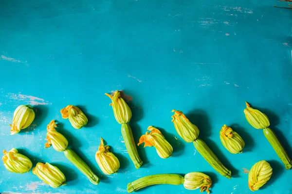 Frische Rohe Zucchini Zucchini Mit Blüten Und Kürbisblüten Auf Blauem — Stockfoto