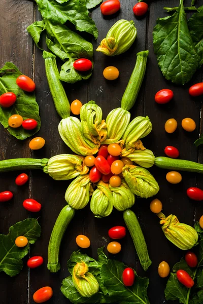 Zucchinis mit Blüte — Stockfoto