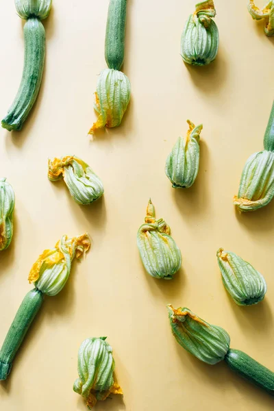 Zucchinis mit Blüte — Stockfoto