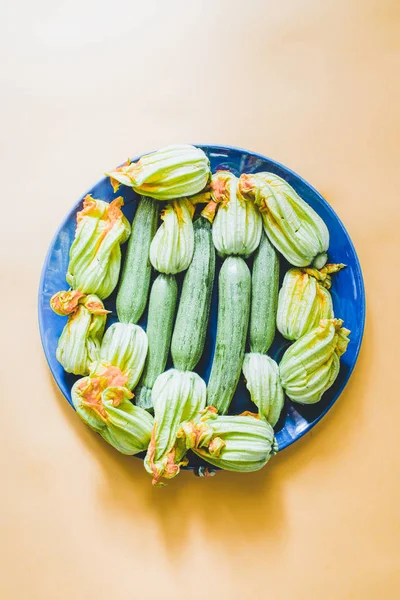 Zucchinis con flor — Foto de Stock