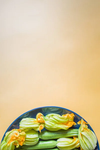 Zucchinis con flor —  Fotos de Stock