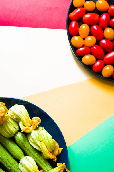 Zucchinis mit Blüte — Stockfoto