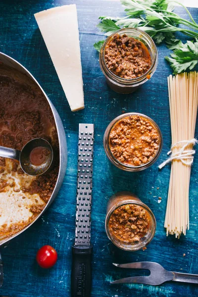 Ragu italian, sos de carne și spaghete crude — Fotografie, imagine de stoc