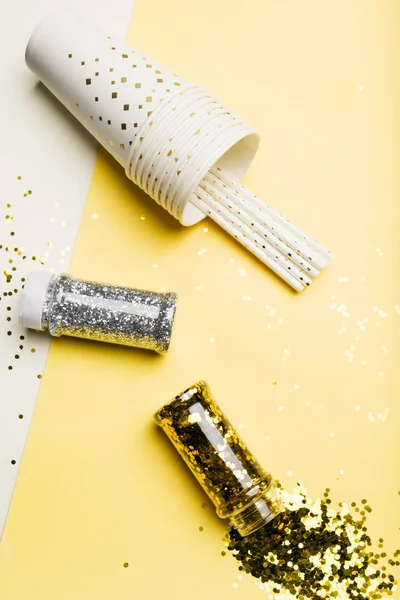 Flaschenglanz Golden Farbig Party Konzept Über Flachem Hintergrund Von Oben — Stockfoto