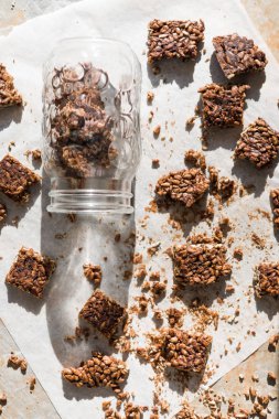 Sağlıklı snack bar, Rus diyet tipik, kozinaki denilen, ith ayçiçeği tohumu ve bal, bir cam kavanoz içinde ve dışında bir wwhite gıda kağıt üzerinde yaptı.