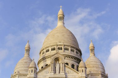 Paris'te Montmartre tepesinde Sacre Coeur kilise görünümü 