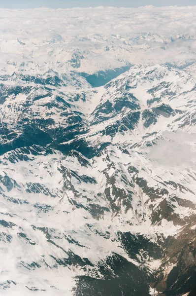 Uitzicht vanuit een vliegtuig, Alpen — Stockfoto