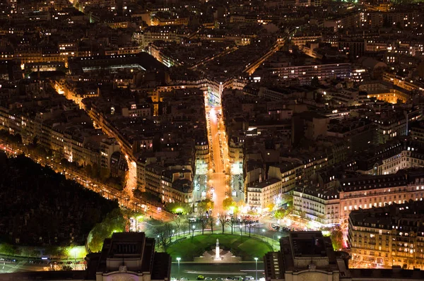 La vista nocturna de la ciudad de París desde la cima de la Torre Eiffel  - — Foto de Stock