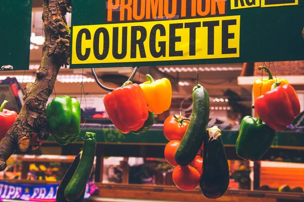 Frutas e legumes frescos em um mercado de rua . — Fotografia de Stock