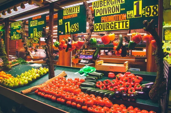 Frutas e legumes frescos em um mercado de rua . — Fotografia de Stock