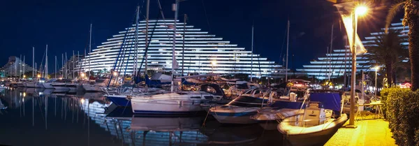 The contemporary architecture of the Marina resort lighted at ni — Stock Photo, Image