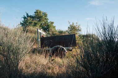 Umbrian tarlasında terk edilmiş eski bir ahşap vagon.