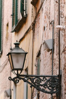 İtalya, Toskana, Lucca:- Lucca bir sokakta eski sokak lambası.
