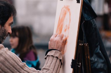 Montmartre Paris'te sanatçı iş başında