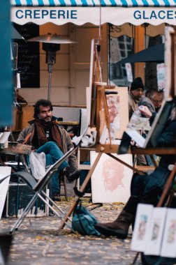 Montmartre Paris'te sanatçı iş başında