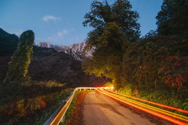 Verhuizen Door Lege Bergweg Apuan Alps Lichte Stroken Links Van — Stockfoto