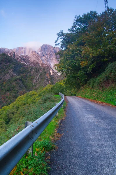 Verhuizen Door Lege Bergweg Apuan Alps Lichte Stroken Links Van — Stockfoto