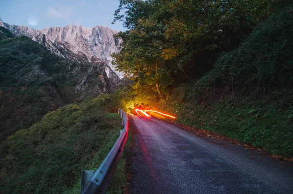Movendo Por Estrada Montanha Vazia Apuan Alpes Tiras Luz Deixadas — Fotografia de Stock