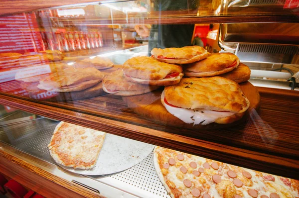 Focaccia with ham an cheese and pizza are sold in a bar in lucca — Stock Photo, Image