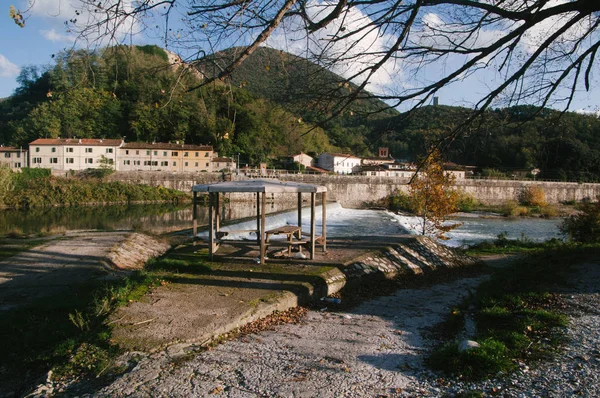 Rio Serchio Perto Muralhas Cidade Lucca Rodeado Por Parque Protegido — Fotografia de Stock