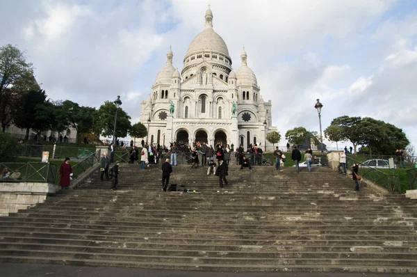 Paris, Fransa - 18 Kasım 2009: Sacre Coeur Kilisesi 'ndeki İnsanlar (Kutsal Kalp Bazilikası).